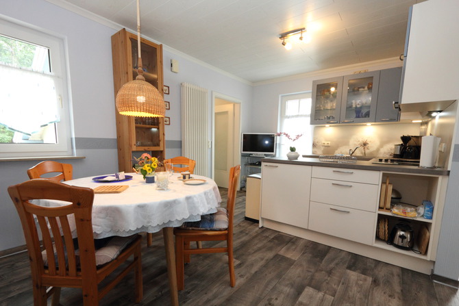 Ferienwohnung in K&uuml;hlungsborn - Ferienhaus zum Strand - neue, moderne K&uuml;che