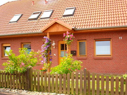 Uns hus an &acute;ne Steilk&uuml;st