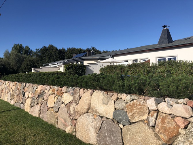 Ferienwohnung in K&auml;gsdorf - Meerblick - Friesenmauer zur Begrenzung des Grundst&uuml;cks