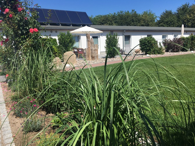 Ferienwohnung in K&auml;gsdorf - Meerblick - Aussenanlage mit den separaten Terrassen
