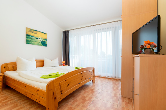 Ferienwohnung in B&ouml;rgerende - Appartement 4 - Ostseeblick - Schlafzimmer mit S&uuml;dbalkon