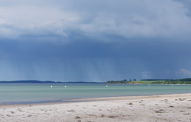 Ferienwohnung in K&uuml;kel&uuml;hn - Ferienhof Bl&ouml;hs - Sehlendorfer Strand Blick nach Weissenhaus