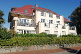 Ferienwohnung in Rerik - Rosita - Sonnendeck Whg. 6 - Ansicht  - Die Wohnung mit dem Sonnenschirm -S&uuml;d