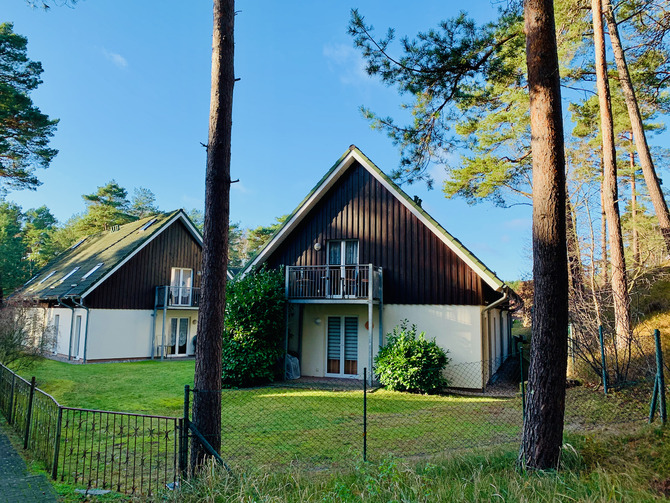 Ferienwohnung in Trassenheide - Strandidyl im K&uuml;stenwald - Haus von hinten - Balkon oben