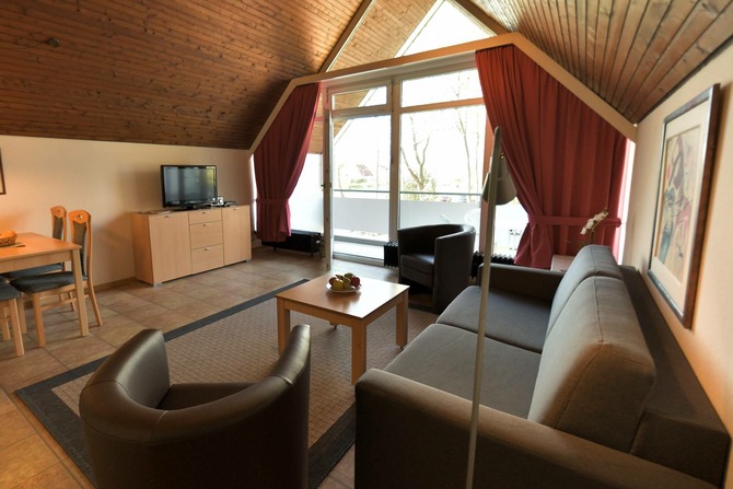 Appartement in Pelzerhaken - Appartement im Ferienpark AM WALDRAND - Sofa und Sessel mit TV
