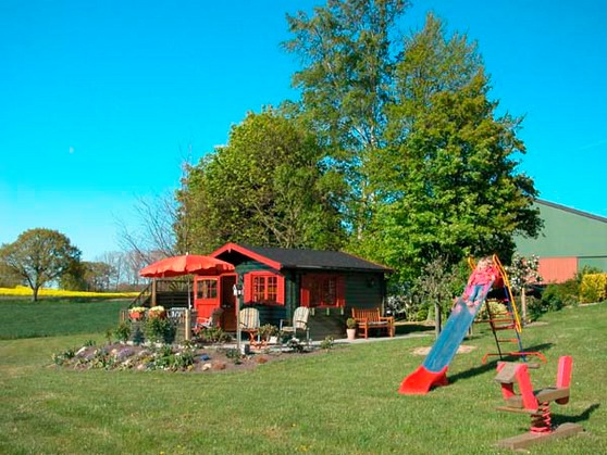Ferienwohnung in Rettin - Ferienhof Hansen Lachm&ouml;we - Gartenhaus mit Spielplatz