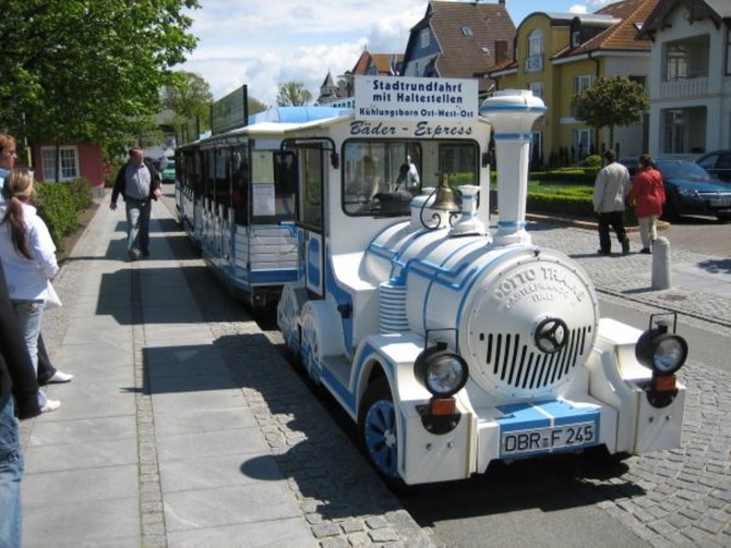 Ferienwohnung in K&uuml;hlungsborn - Haus Olymp - Stadtbahnhaltestelle vor der T&uuml;r