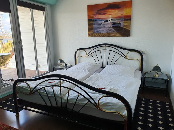 Ferienwohnung in K&uuml;hlungsborn - Haus Olymp - SZ auf der Empore mit Balkonzugang