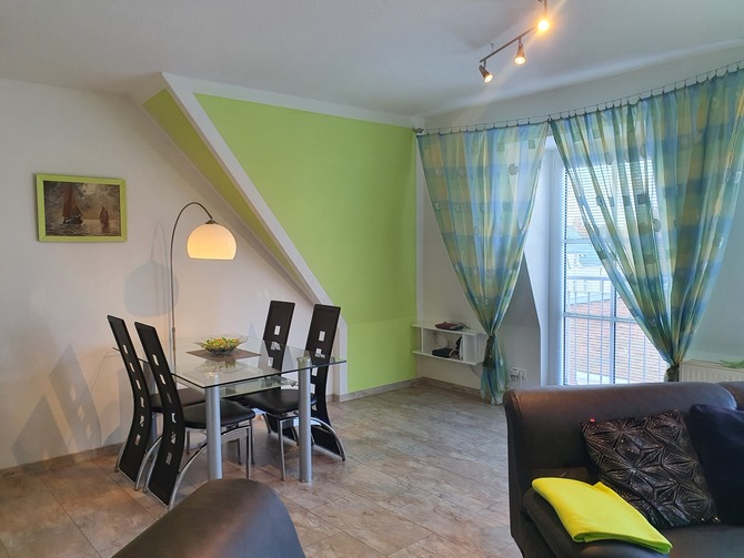 Ferienwohnung in K&uuml;hlungsborn - Haus Olymp - Essbereich mit Kinderhochstuhl