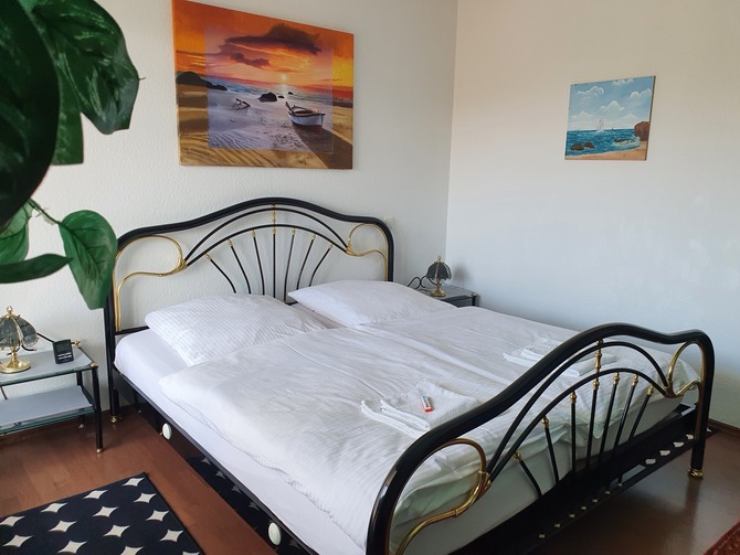 Ferienwohnung in K&uuml;hlungsborn - Haus Olymp - Elternschlafzimmer-Bett 180x200cm