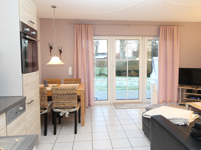 Ferienwohnung in Sch&ouml;nhagen - FerienWohnung Perlentaucher - Heller Wohnbereich mit Gartenblick
