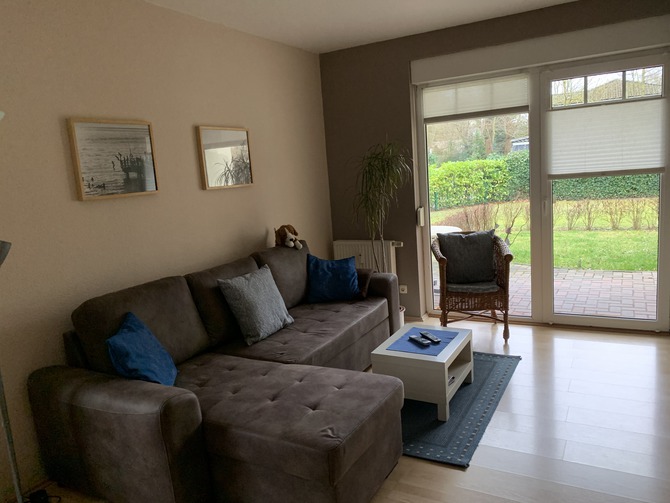 Ferienwohnung in Graal-M&uuml;ritz - Ostseeperle - Wohnzimmer mit Blick in den Garten