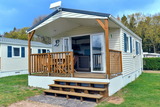 Ferienhaus in Pelzerhaken - Mobilheim M&eacute;diterran&eacute;e im Ferienpark AM WALDRAND - Au&szlig;enansicht des Eingangs
