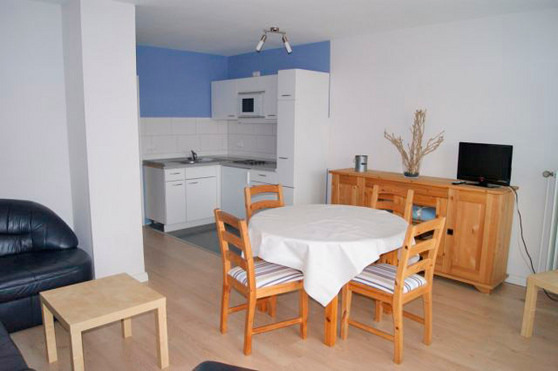Ferienwohnung in Kellenhusen - Haus Sommerland OG 5 - Wohn- und Esszimmer im Hintergrund die K&uuml;che