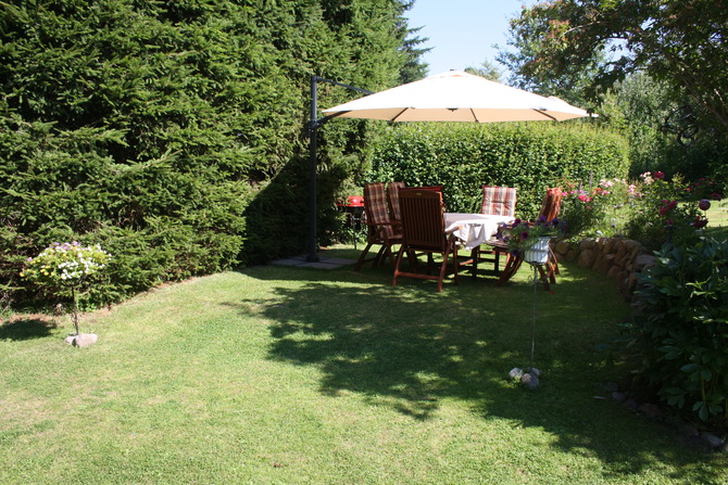 Ferienhaus in D&ouml;hnsdorf - Landhaus Unter dem Reetdach - Rasenterrasse