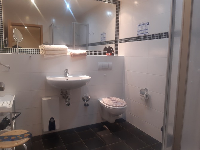 Ferienwohnung in Trassenheide - Traumstrand - ger&auml;umiges Bad mit Dusche und WC