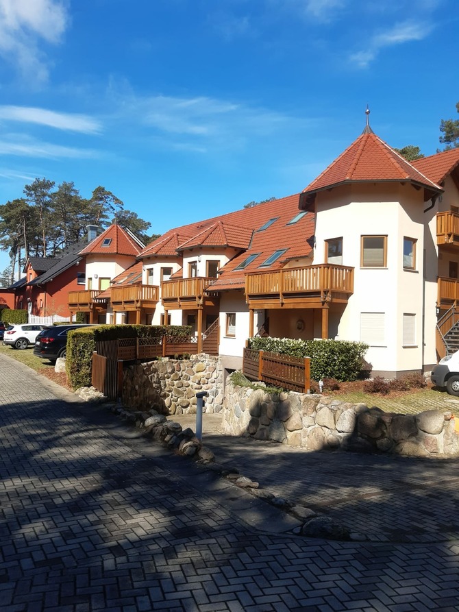 Ferienwohnung in Trassenheide - Meeresrauschen - hintere Hausansicht mit Parkfl&auml;chen