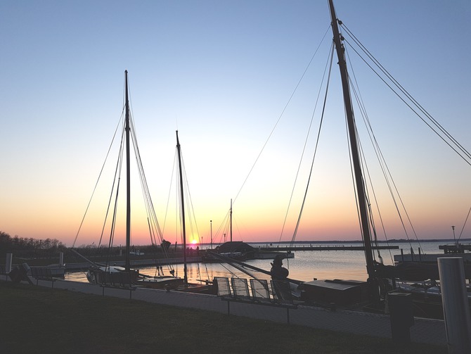 Ferienwohnung in Bodstedt - Haus Ostseer&auml;uber Fewo I - Sonnenuntergang am Bodstedter Hafen
