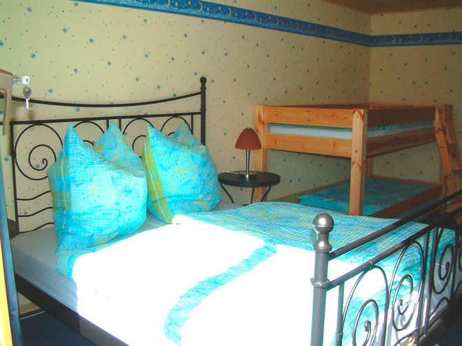 Ferienwohnung in Bodstedt - Haus Ostseer&auml;uber Fewo I - Schlafzimmer mit Doppelbett und zwei Einzelbetten