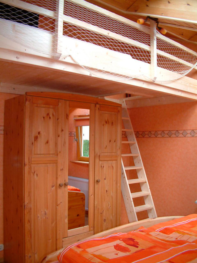 Ferienwohnung in Bodstedt - Haus Ostseer&auml;uber Fewo I - Schlafzimmer mit Doppelbett und R&auml;uberh&ouml;hle