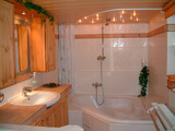 Ferienwohnung in Bodstedt - Haus Ostseer&auml;uber Fewo I - Badezimmer mit Waschbecken, Toilette und Badewanne