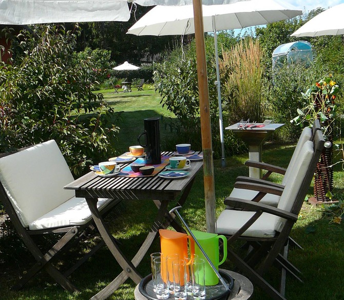Ferienwohnung in Wieck a. Dar&szlig; - Aalreuse 2 - hochwertige bequeme Gartenm&ouml;bel mit Sonnenschirmen