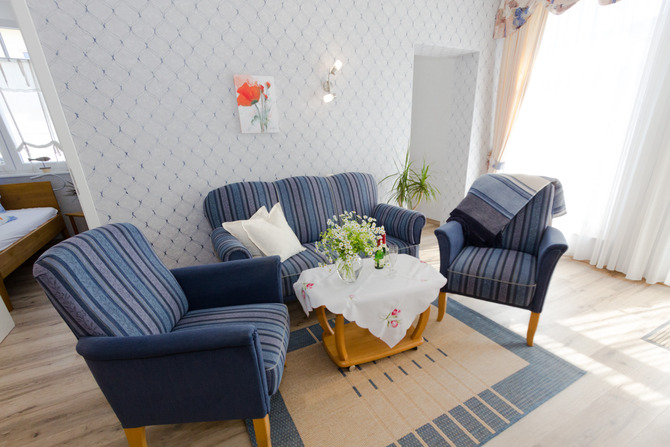 Ferienwohnung in K&uuml;hlungsborn - Ferienhaus zum Strand - handgefertigte Garnitur