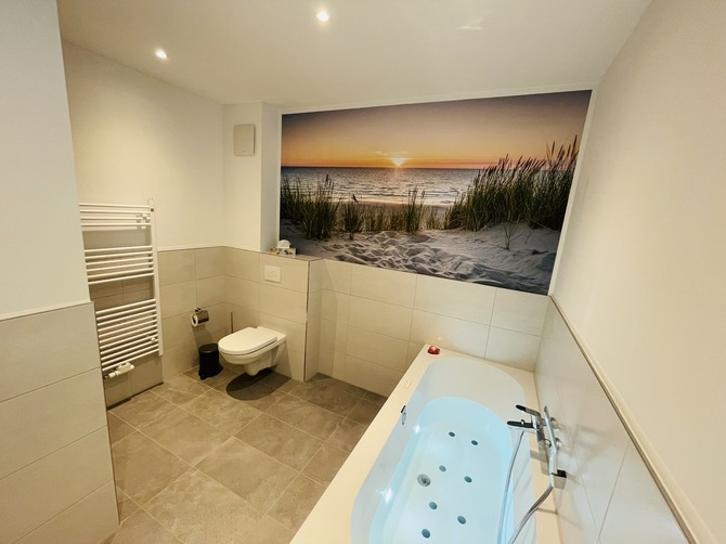 Ferienwohnung in Rostock - Ostsee Ankerplatz - Luxus Bad mit VB Whirlpool und gro&szlig;er Regendusche