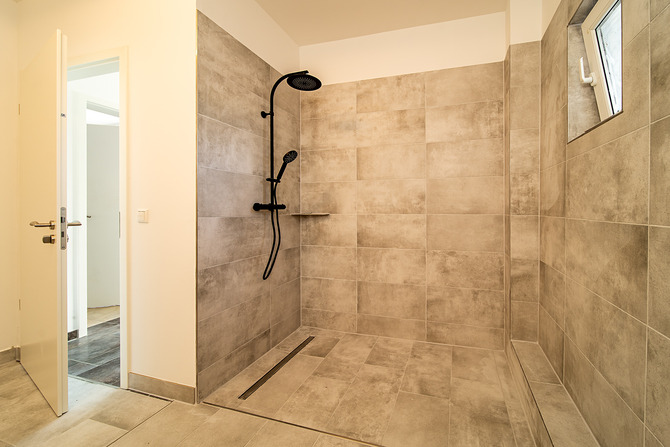 Ferienwohnung in B&ouml;rgerende - Appartement 1 - Familiensuite - Badezimmer mit Dusche und WC