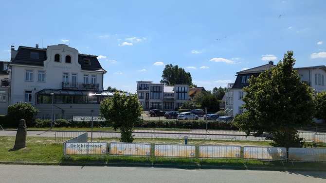 Ferienwohnung in B&ouml;rgerende - Appartement 5 - Traumblick - Blick vom Deich zur Villa
