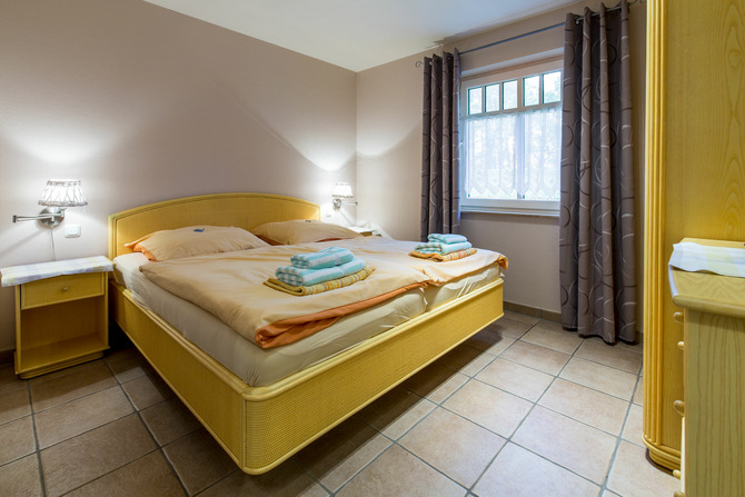 Ferienwohnung in Ostseeheilbad Zingst - Whg H, Ihr UrlaubsZuhause - Schlafzimmer mit Doppelbett