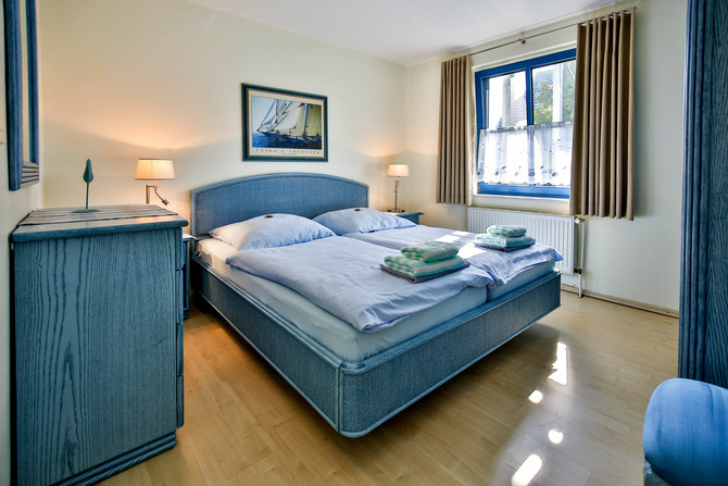 Ferienwohnung in Ostseeheilbad Zingst - Whg B, Ihr Urlaubszuhause - Schlafzimmer mit Doppelbett