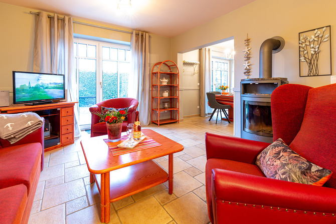 Ferienwohnung in Ostseeheilbad Zingst - Whg L, Ihr UrlaubsZuhause - Wohnbereich mit Kamin