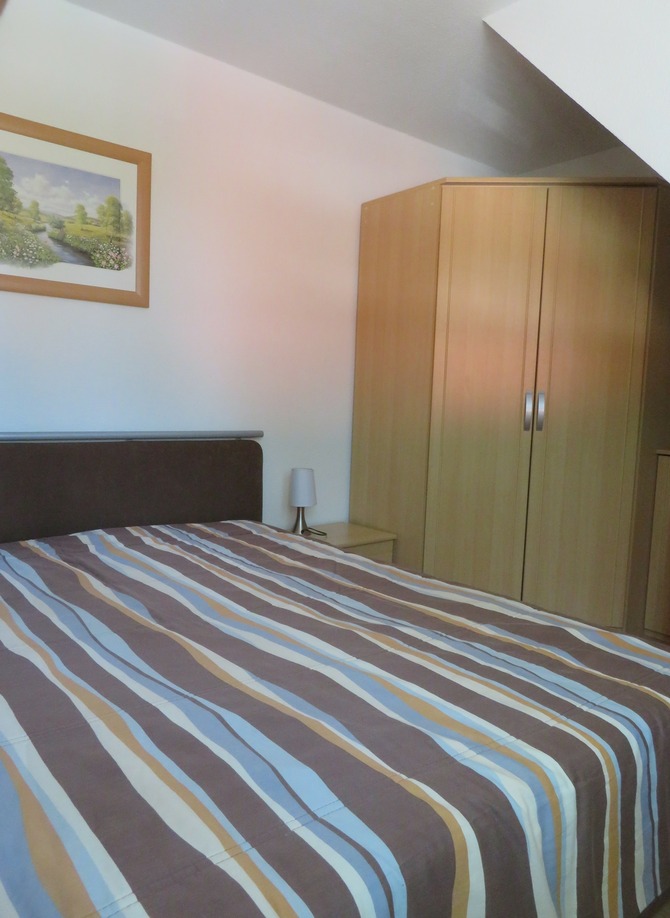 Ferienwohnung in Rostock - Zur gro&szlig;en Strandperle - Schlafzimmer mit Doppelbett, Kleiderschrank