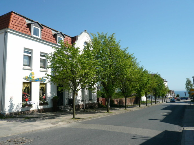 Ferienwohnung in Sassnitz - Kreidefelsen mit Balkon - Hausansicht - am Ende der Stra&szlig;e das Meer