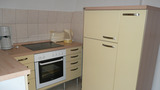 Ferienwohnung in Sassnitz - Meerblick mit Balkon - Einbauk&uuml;che mit  K&uuml;hlschrank und Zugang zum Balkon