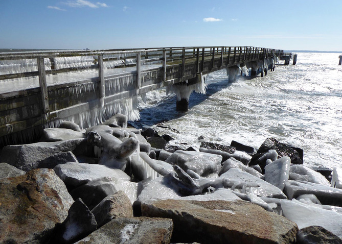 Ferienwohnung in Sassnitz - JASMUND 2 B&auml;der / Balkon - Seebr&uuml;cke in Winter