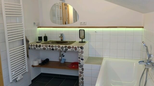 Ferienwohnung in Grube - Edler Altbau, 2,80m breites Doppelbett - Bild 11